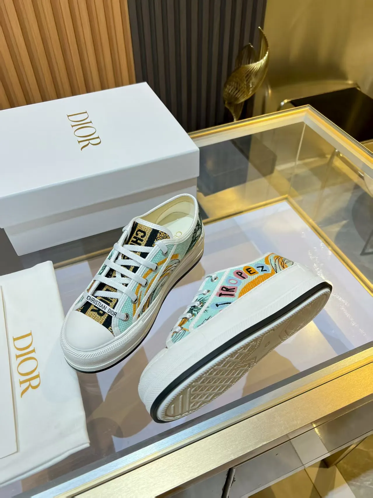 👟👟Ex-factory price 520👟👟 Walk‘n’Dior embroidered mid-top casual shoes are new in 2025. On the fashion stage, Dior embroidered shoes are the well-deserved protagonist. Delicate stitching is used on the upper, every stitch is devoted to the craftsman's efforts, and every thread is woven with artistic poetry. From complex floral patterns to smart geometric textures, embroidery is like the magic that gives shoes life, allowing them to show dynamic beauty even in static conditions.   Wearing Dior embroidered shoes feels like stepping into a dream world full of art. It is not only a pair of shoes, but also a walking piece of art that perfectly integrates fashion and culture. Whether you are strolling on the bustling city streets or attending important social occasions, Dior embroidered shoes can add unique charm to your style and become the focus of everyone's attention.   Choosing Dior embroidered shoes means choosing a persistent pursuit of quality and a unique understanding of fashion. Let it accompany you through every wonderful moment and leave your own fashion mark.  Material: Sheepskin lining, feet, silk cowhide, size 35-41, heel height 5cm